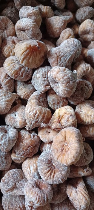 Frutos secos (amêndoa, avelã, noz) e figos.