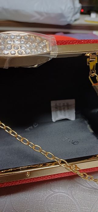 Czerwona brokatowa kopertówka