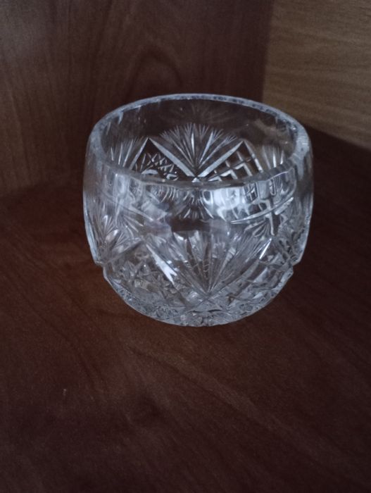 Małe krysztalowe naczynie