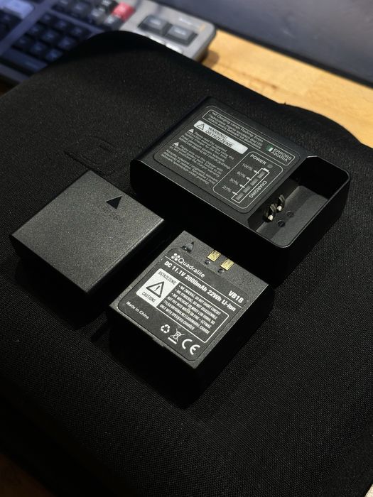 2x Quadralite VB‑18 + ładowarka – rzadko używane, bardzo dobry stan