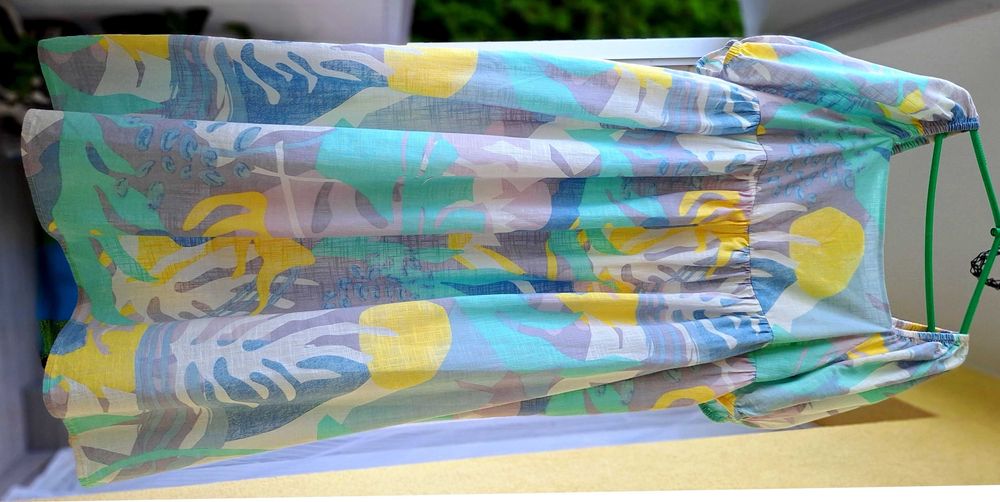 Bawełniana pastelowa wzorzysta sukienka z bufiastymi rękawami TU