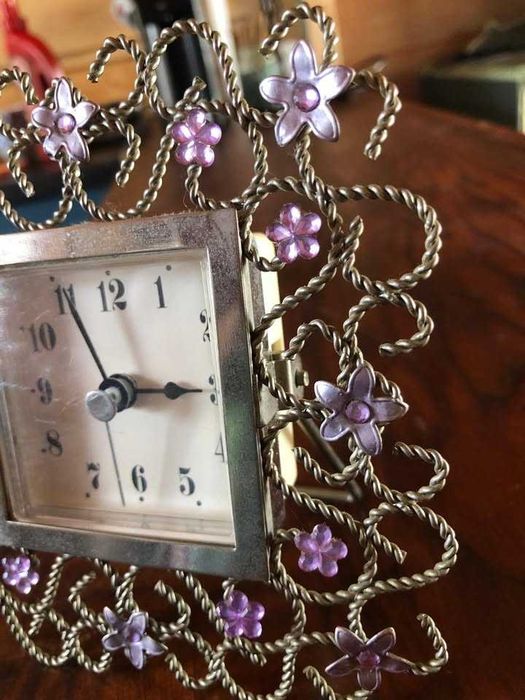 Relógio delicado em moldura trabalhada com flores em metal, bom estado