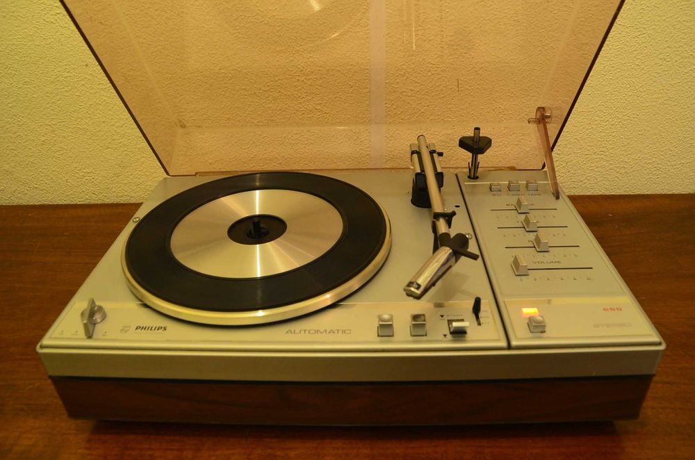 Gira Discos amplificado Philips 660