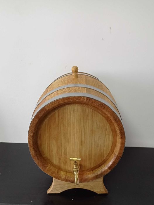 Дубові бочки для вина та коньяку з колотого дуба