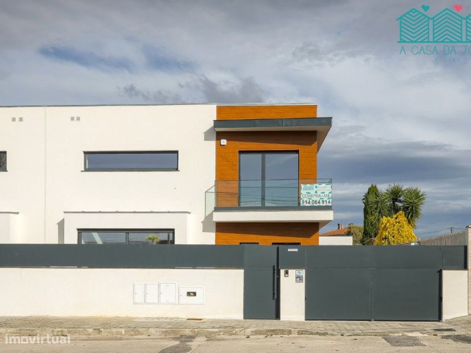 Moradia T4 e Garagem Fechada em Aradas