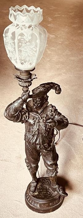 Candeeiro com formato da figura “Ruy Blas” e globo de vidro