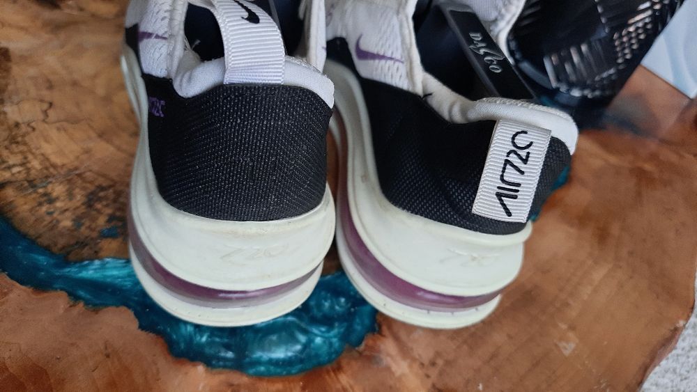 Buty sportowe firmy NIKE model 720 air