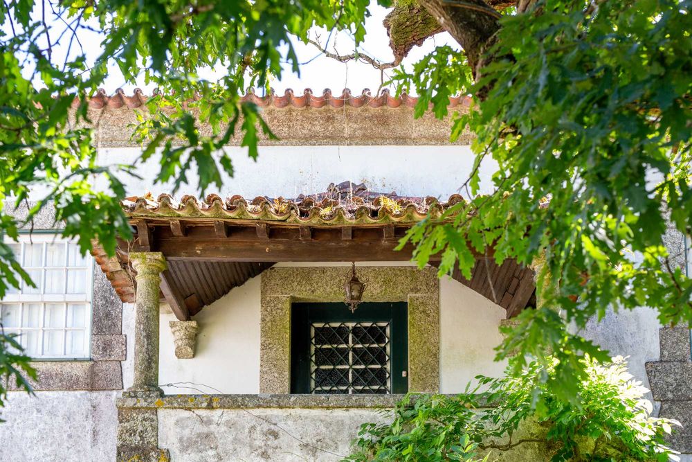 Moradia classificada de interesse arquitetónico com logradouro e terreno sobrante com viabilidade de construção.