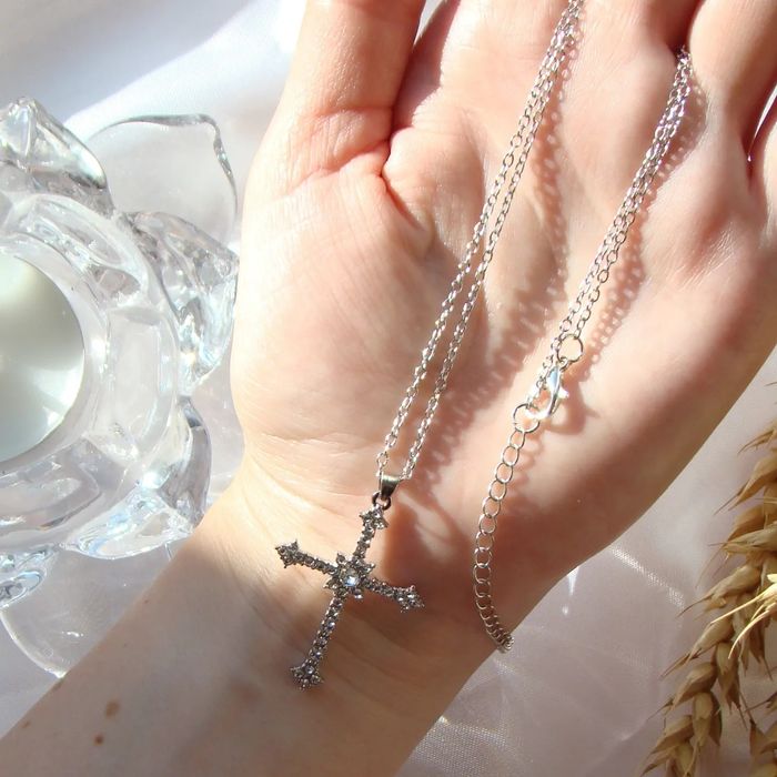 Ланцюжок з хрестом та камінням