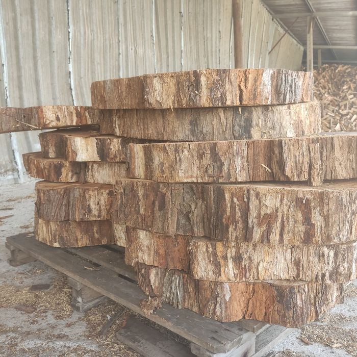 Pranchas em madeira de acácia, oliveira e carvalho.