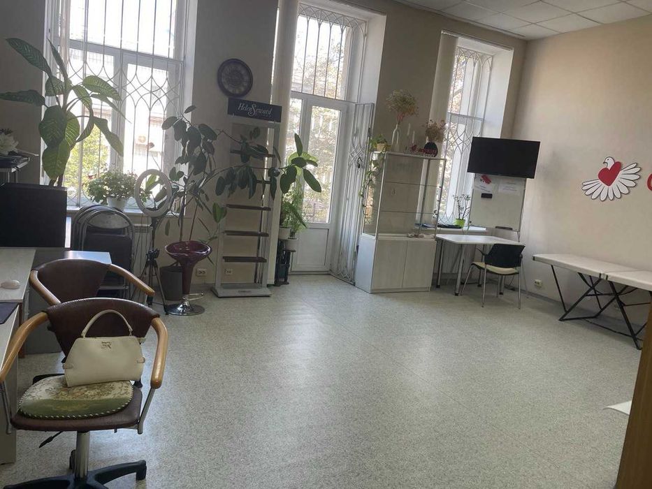 Продаж офісного приміщення 155 кв.м. на 2 поверсі по вул. Небесної Сотні 4