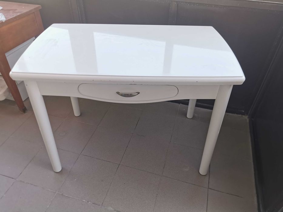 Mesa de cozinha extensível branca com gaveta