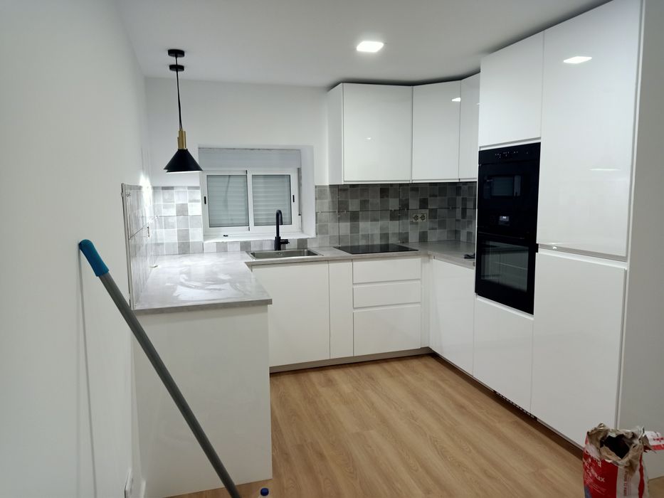 Obra gera lpladur avanaria rebouca  pintar electricidade remodelar cozinha casa de banho canalizacao ceramica