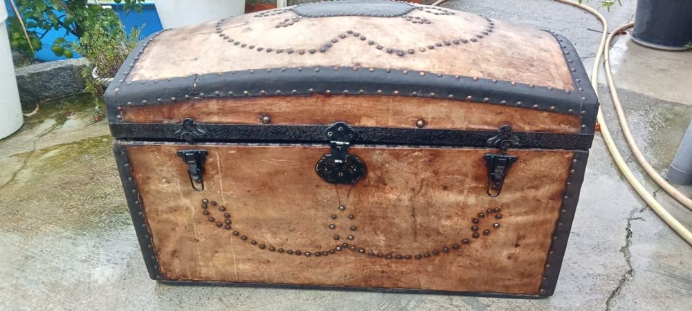 Arca antiga forrada a pele  medidas altura 0.60 comprimento  1m l