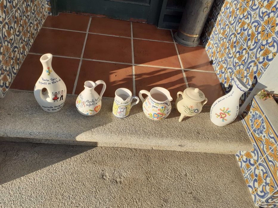 Peças de louça pintadas à mão