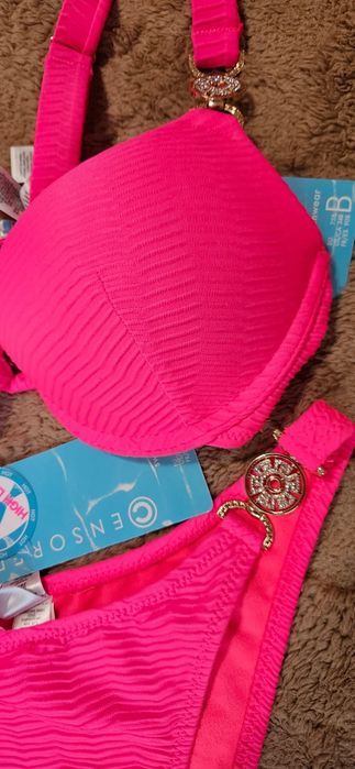 Яскравий новий купальник