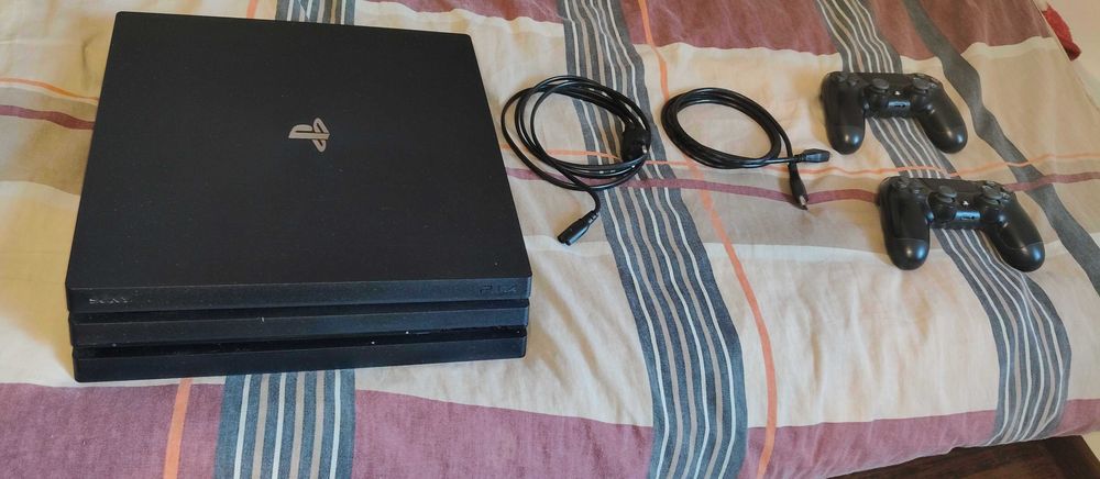 PlayStation 4 Pro 1TB CUH-7216B + 2 pady + God of War | komplet kabli