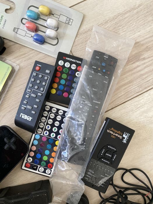 Лот пульти, камери колонки, кабелі, мишки