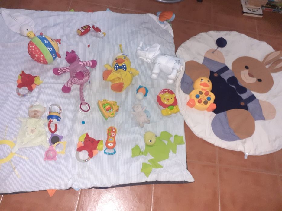 Muitos brinquedos de bebé e 2 mantinhas