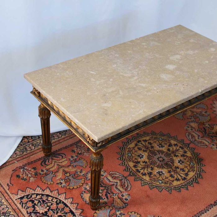 Mesa de centro em madeira talhada e dourada com tampo de mármore