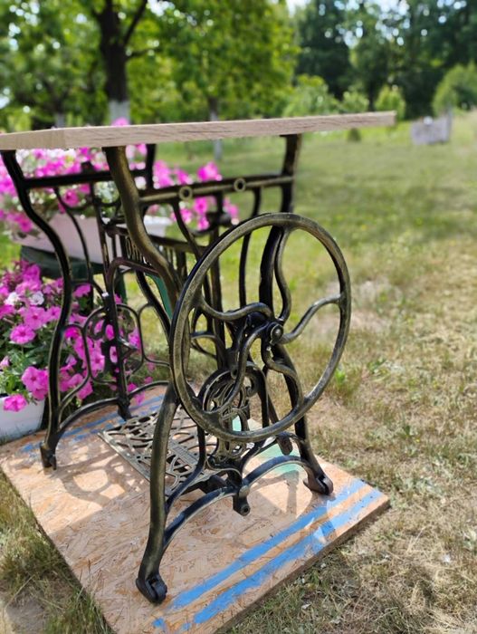 Stylowy stolik z podstawy maszyny do szycia