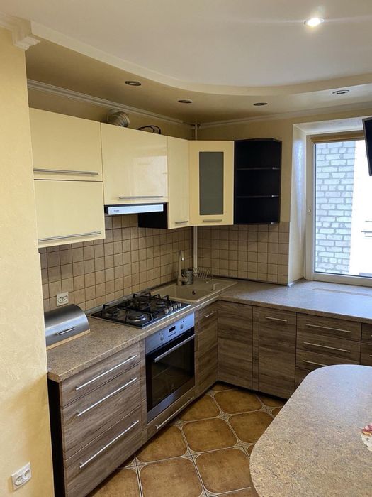 Продам 3-х кімнатну квартиру , в районі Черемушки