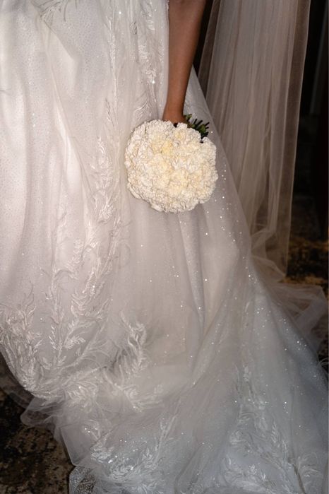 Весільна сукня з шлейфом