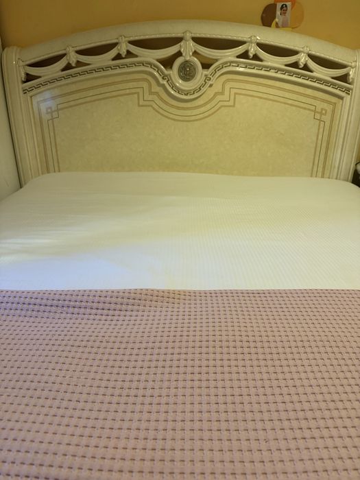 Cama de Casal Clássica em Madeira Lacada – Muito Bom Estado