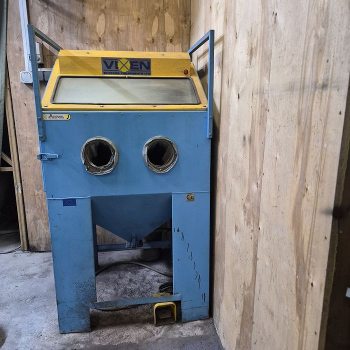 Piaskarka komorowa kabinowa bezpyłowa z odciągiem