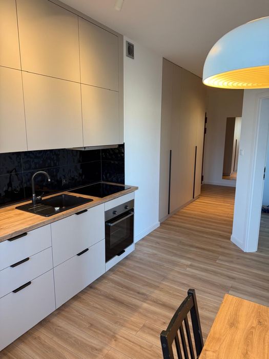 Na sprzedaż nowoczesne, w pełni wykończone mieszkanie o powierzchni 37,5 m², położone przy ul. 6 Sierpnia w Łodzi.