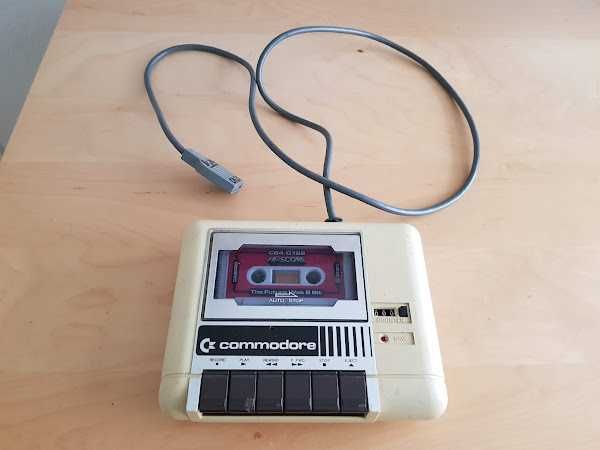 Commodore 64 com Drive 1541 + Datassete 1530 + Joystick + 5 Diskettes64729612015107123