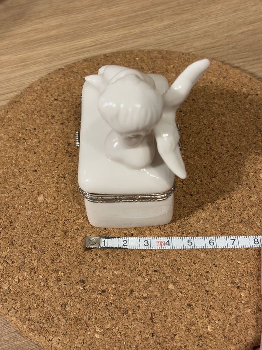 Ceramiczna porcelanowa szkatułka aniołek cherubin