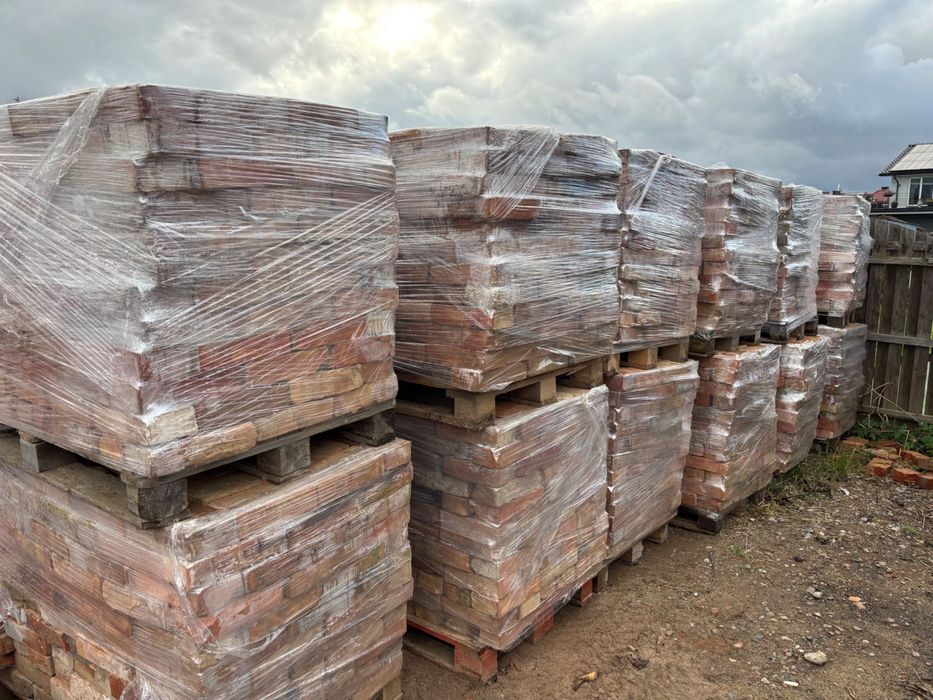 Cegła rozbiórkowa, czysta, twarda. Idealnie nadaje się do murowania.