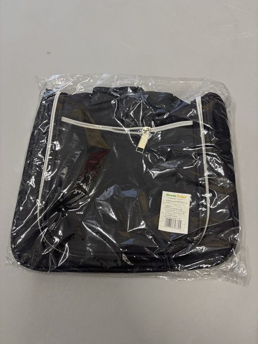 Czarna nowa kosmetyczka