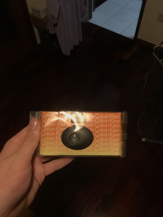 Câmera reutilizável Calvin Klein com rolo