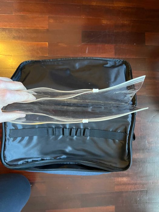 Mala ferramentas semi-rígida Rubbermaid para transporte e organização de material.