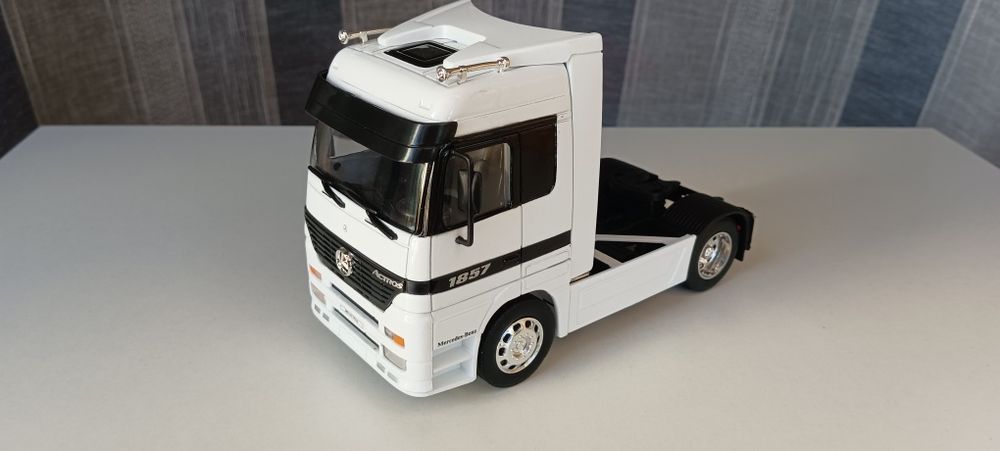 Camião Mercedes Actros escala 1/32