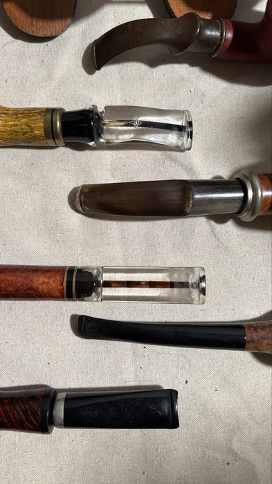 Lindos cachimbos com suporte em madeira