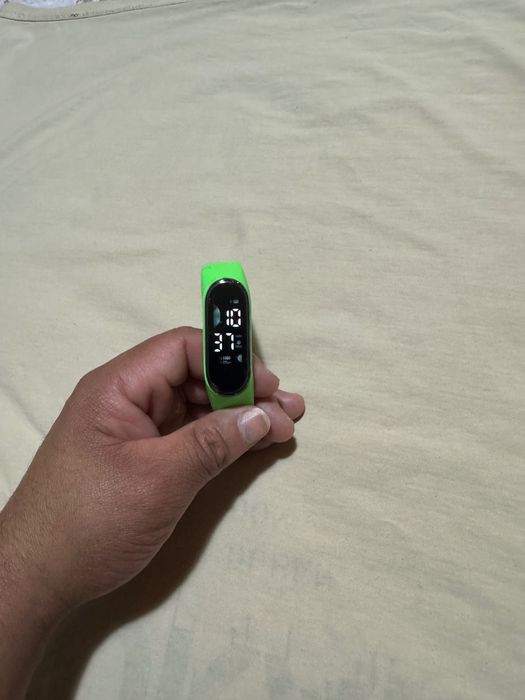 Relógio Digital Verde Neon – 5€