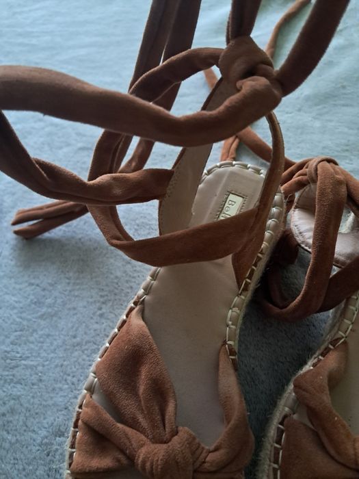 Śliczne sandaly wiązane 36