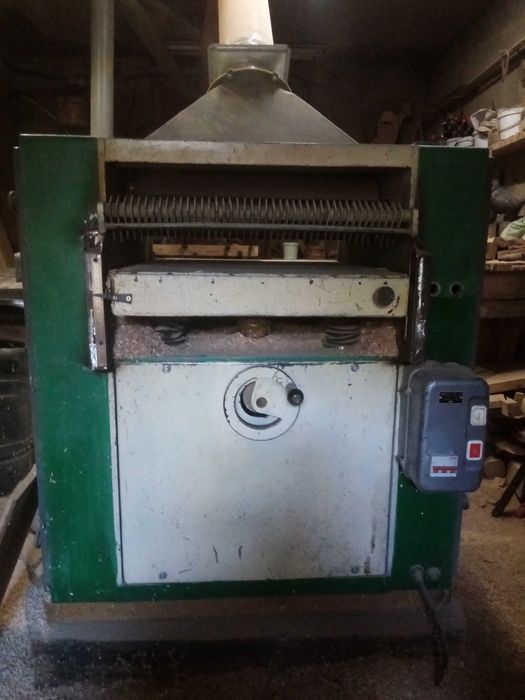 СТрогаю, ріжу, крашу деревину.