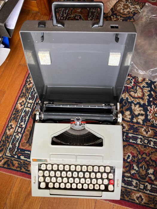 Máquina de escrever Logika 3002