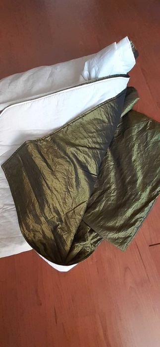 Cortinados pendentes e colcha.