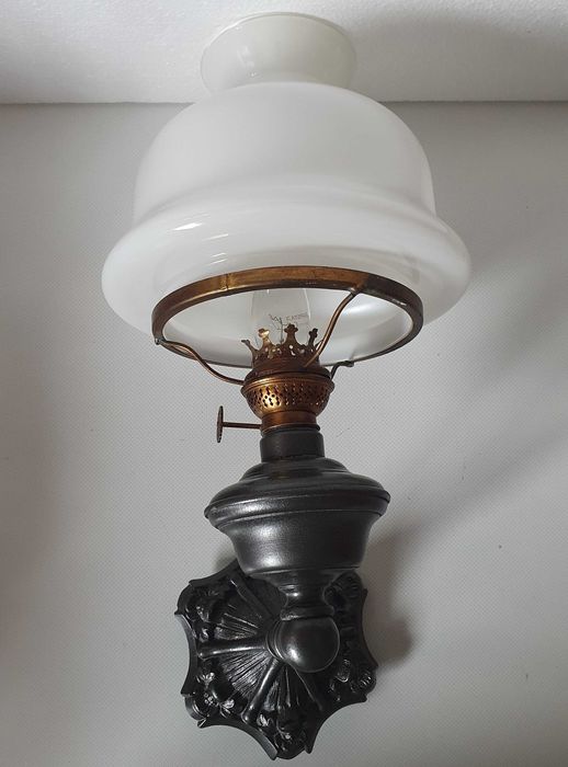 Candeeiro Aplique de parede em estanho e vidro opalino, 46cm, anos 50