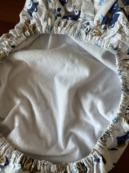 Непромокаючі простирадла на резинці у візочок, одне муслін