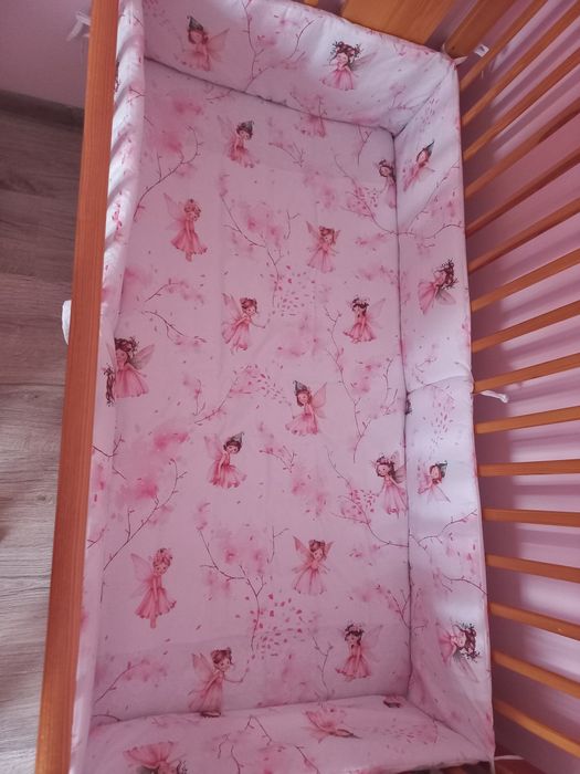 Łóżeczko drewniane 120×60 cm z materacem,ochraniaczami ,przescieradlem