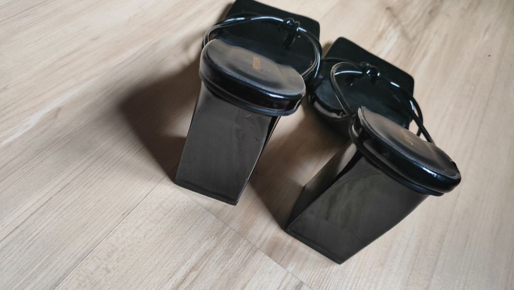 Sandały czarne lakierowane na obcasie