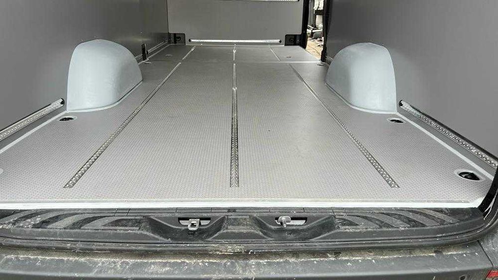 Mercedes Sprinter --- Zabudowa przestrzeni ładunkowej busa