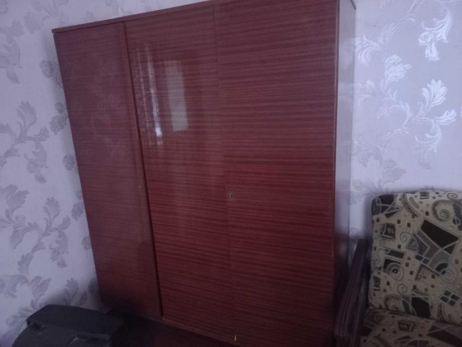 Шафа полірована на 3 дверцят