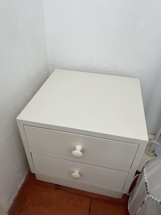 Mesinha de cabeceira/módulo cúbico branco 40x40 com 2 gavetas – compacto e prático